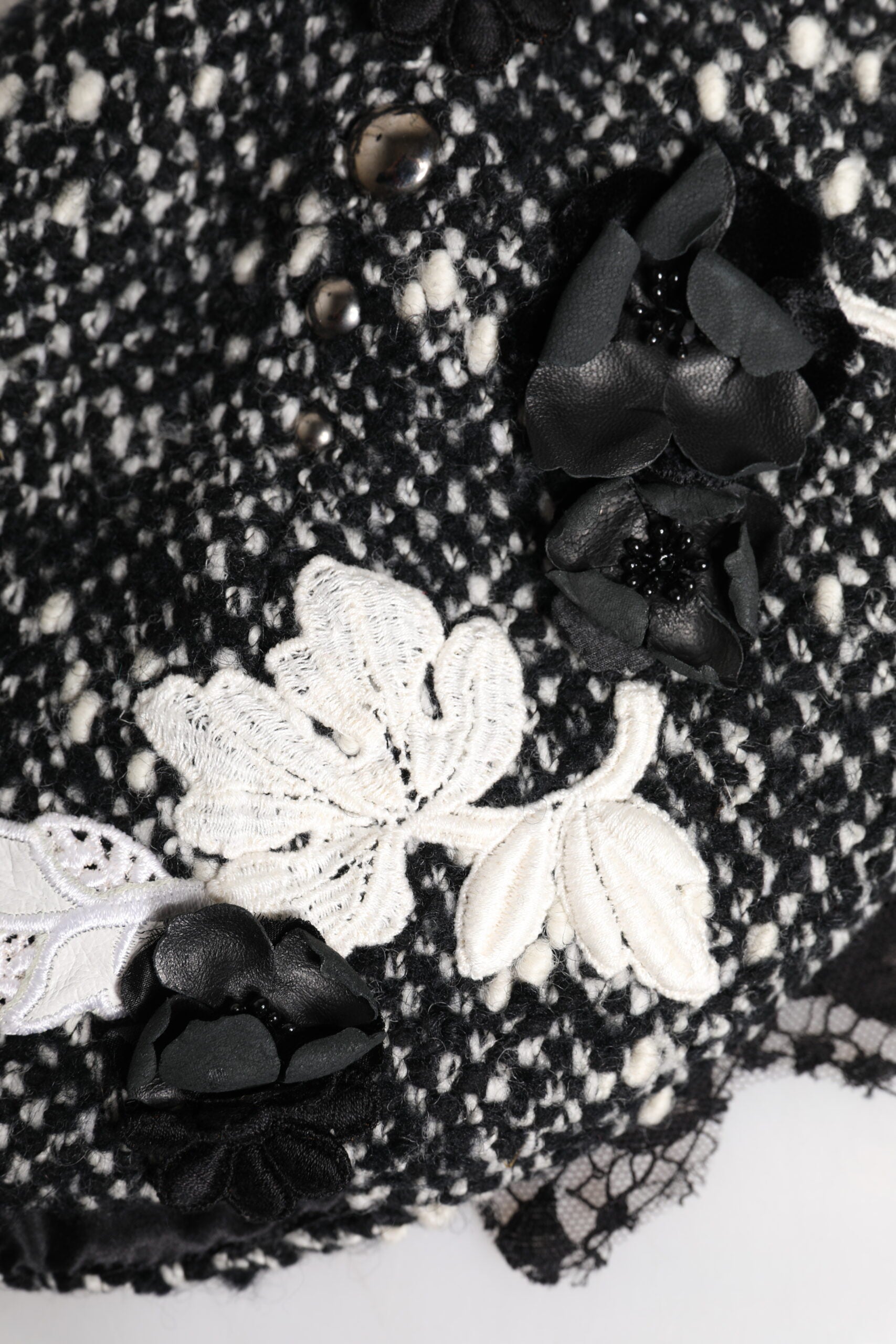 Chapeau Cloche Dolce & Gabbana en Laine Noire Orné de Fleurs Blanches