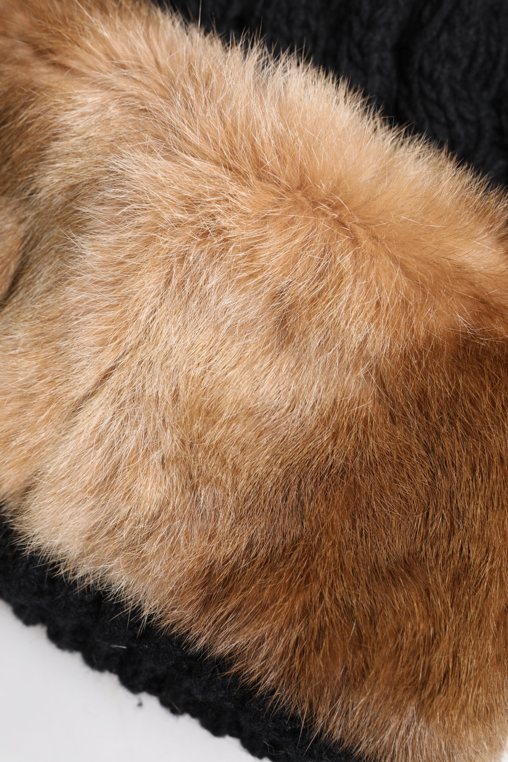 Bonnet d'hiver Dolce & Gabbana en véritable fourrure de lapin teintée noire et marron