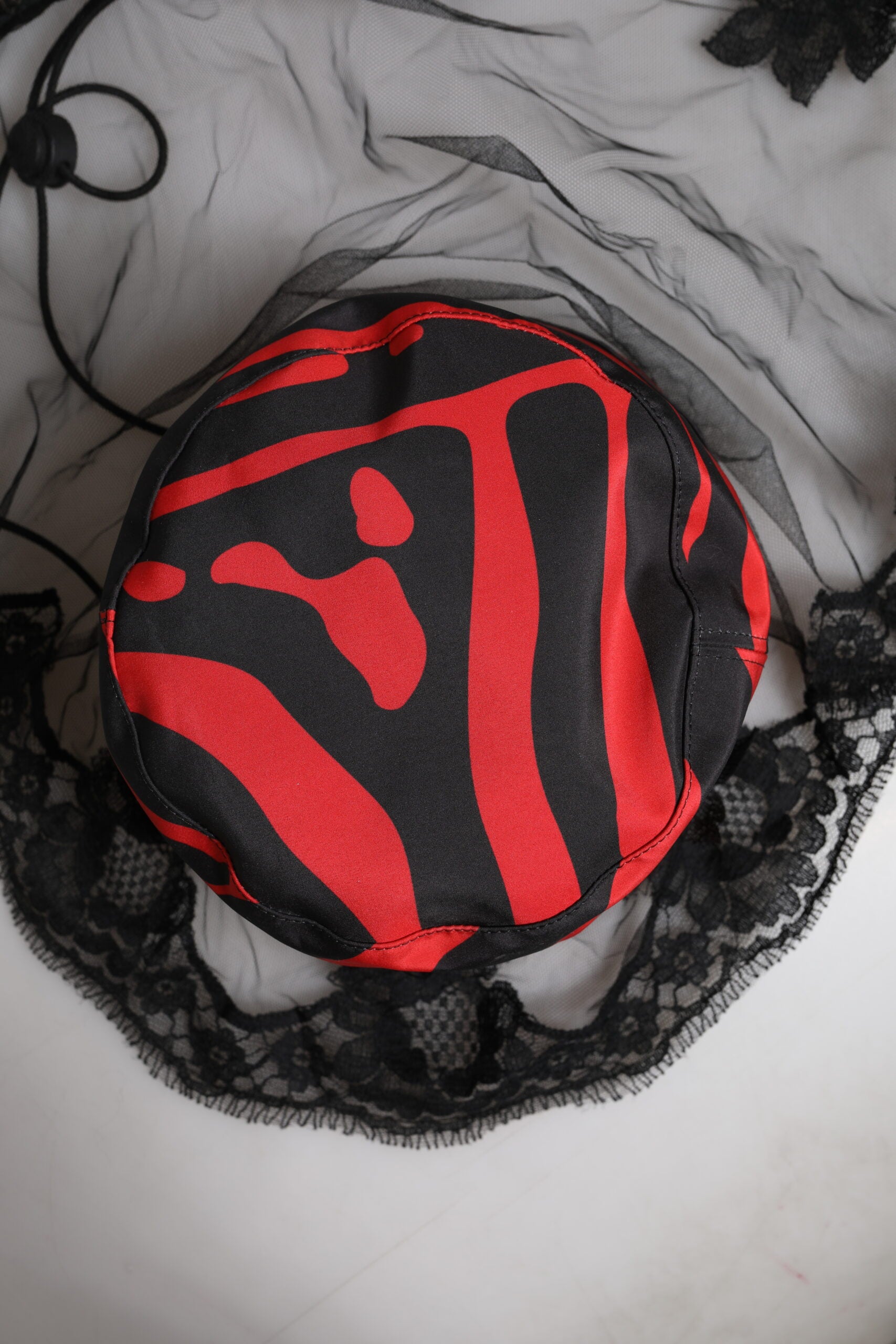 Chapeau bob Dolce & Gabbana en dentelle et tulle à rayures noires et rouges