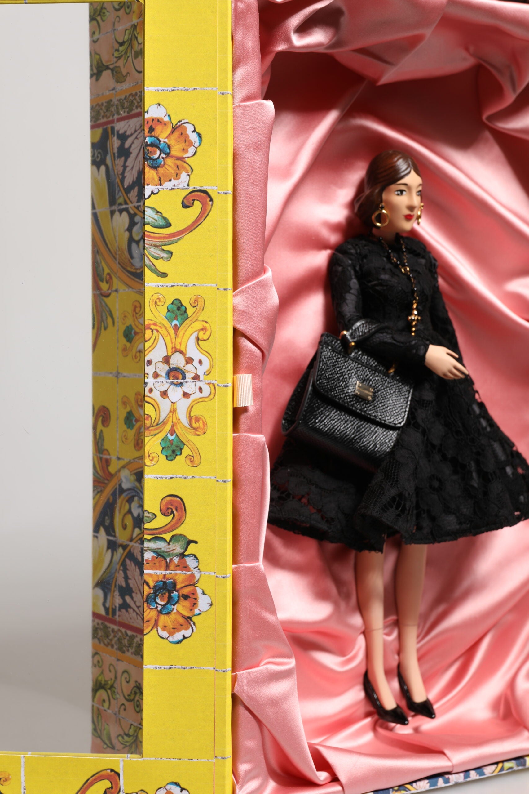 Dolce & Gabbana Robe Noire Céramique Porcelaine Mode Cuir Sicile Poupées