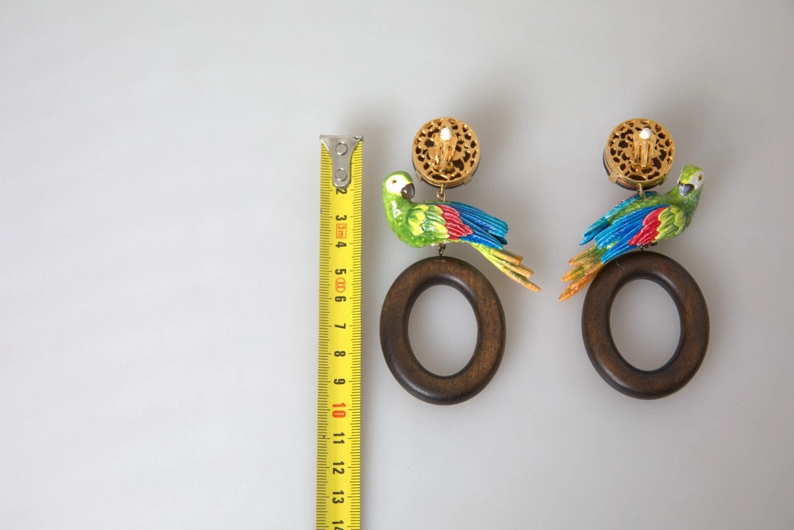 Dolce &amp; Gabbana – Mehrfarbige Ohrringe mit Papageienholz und Messing und Kristallverzierung