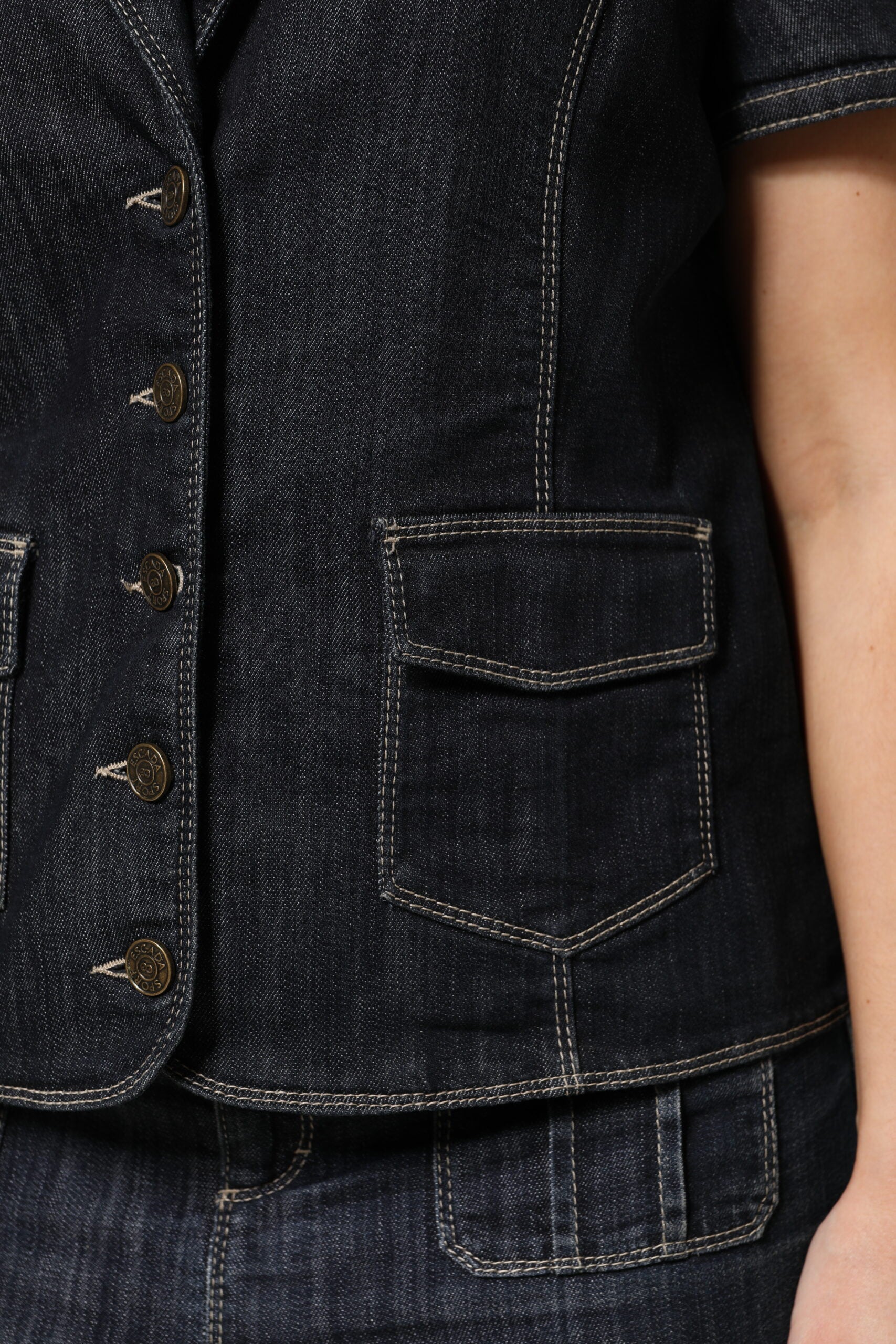 Escada – Lässiges Set aus Oberteil und Rock aus Denim in Schwarz aus Baumwollmischung