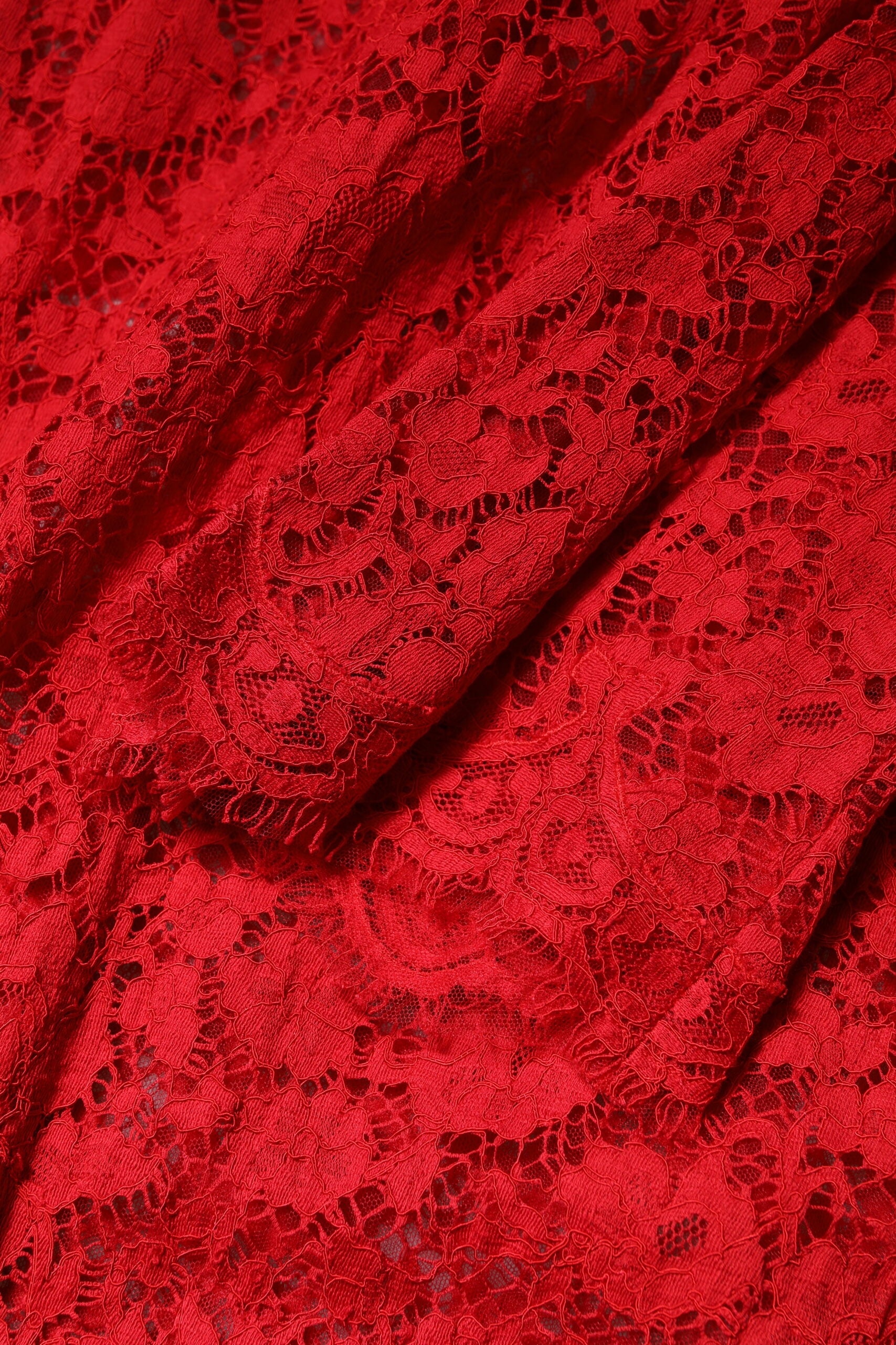 Robe Dolce & Gabbana en dentelle florale rouge ornée de strass