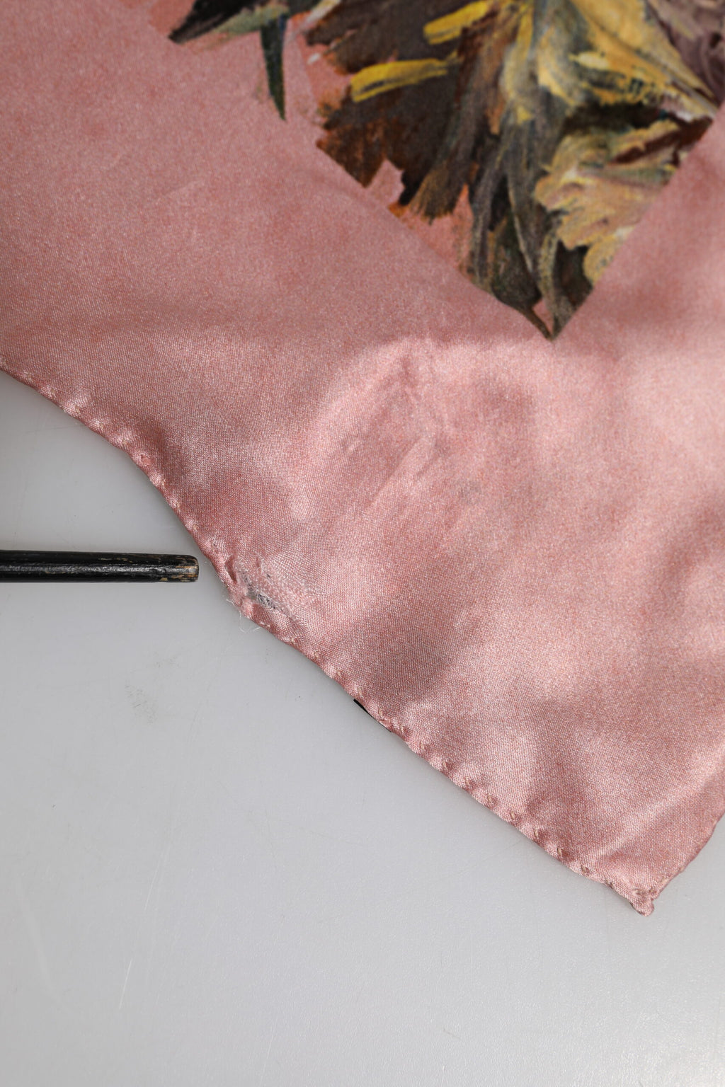 Dolce &amp; Gabbana – Quadratischer Foulard aus rosa Seide mit Blumendruck