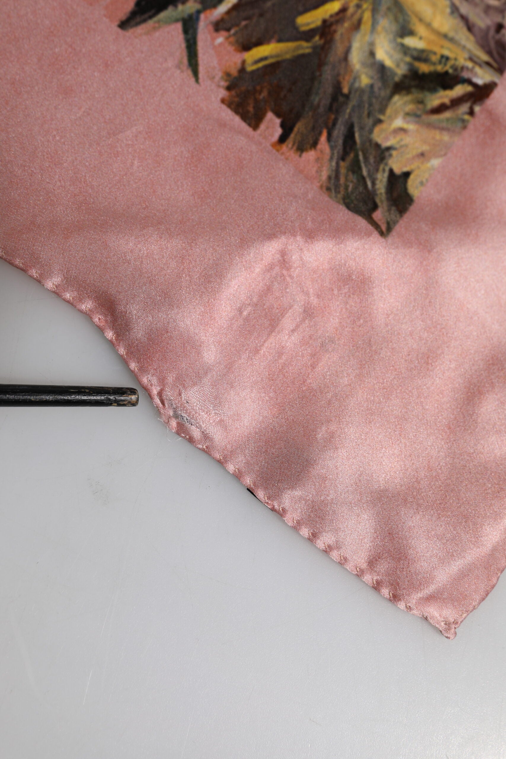 Dolce &amp; Gabbana – Quadratischer Foulard aus rosa Seide mit Blumendruck