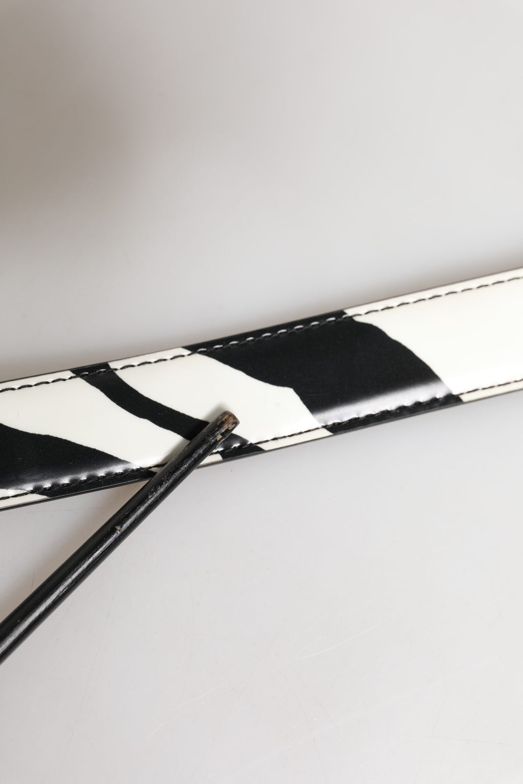 Dolce &amp; Gabbana Gürtel aus schwarzem und weißem Leder mit silberner Metallschnalle