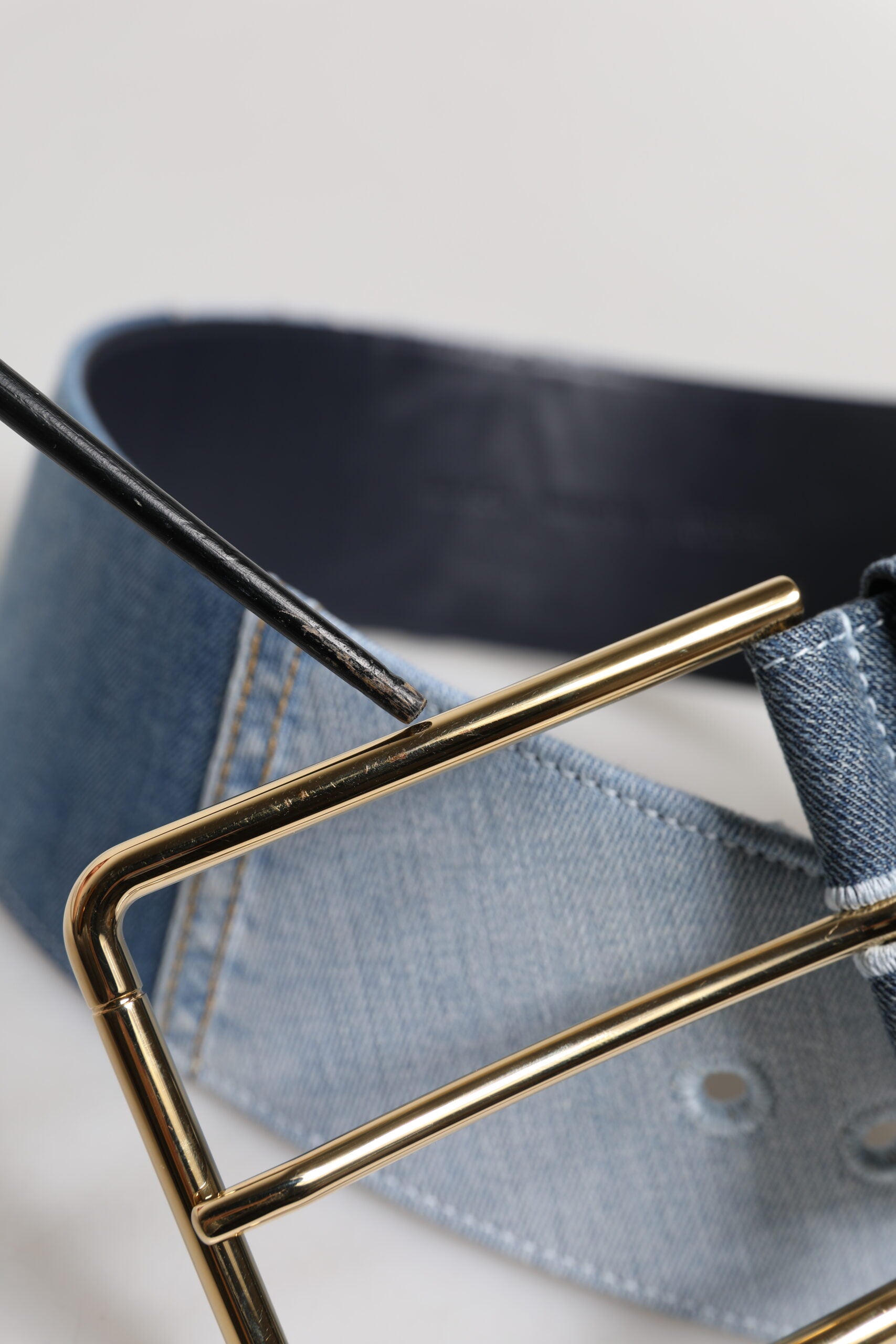Dolce &amp; Gabbana – Zweifarbiger Gürtel aus blauem Denim mit goldener Metallschnalle