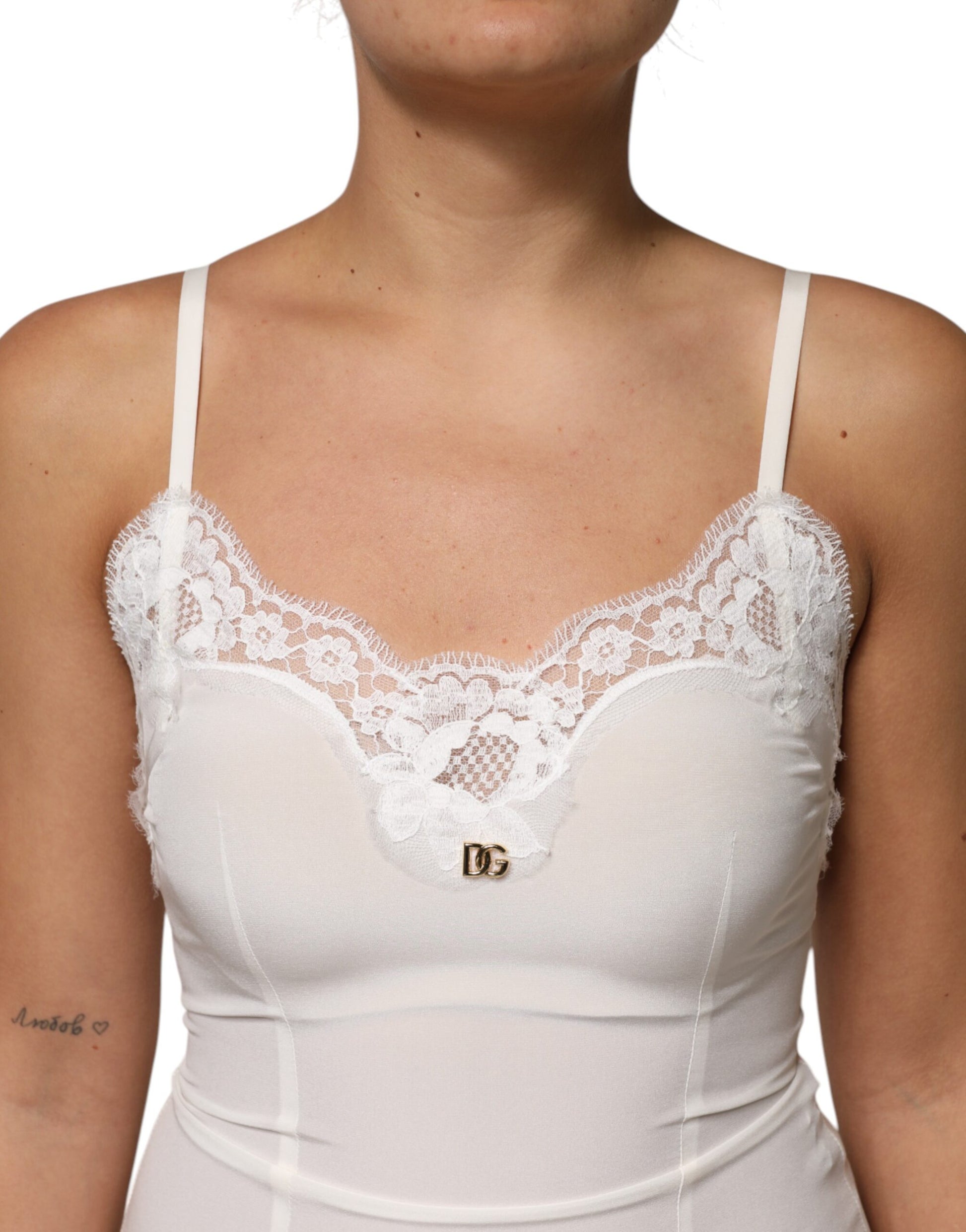 Dolce & Gabbana Robe de nuit en soie, dentelle blanche et logo DG doré
