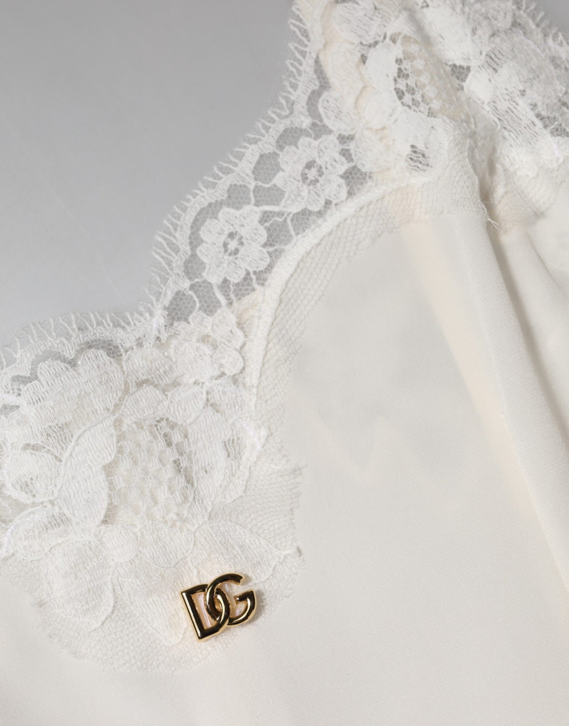 Dolce & Gabbana Robe de nuit en soie, dentelle blanche et logo DG doré