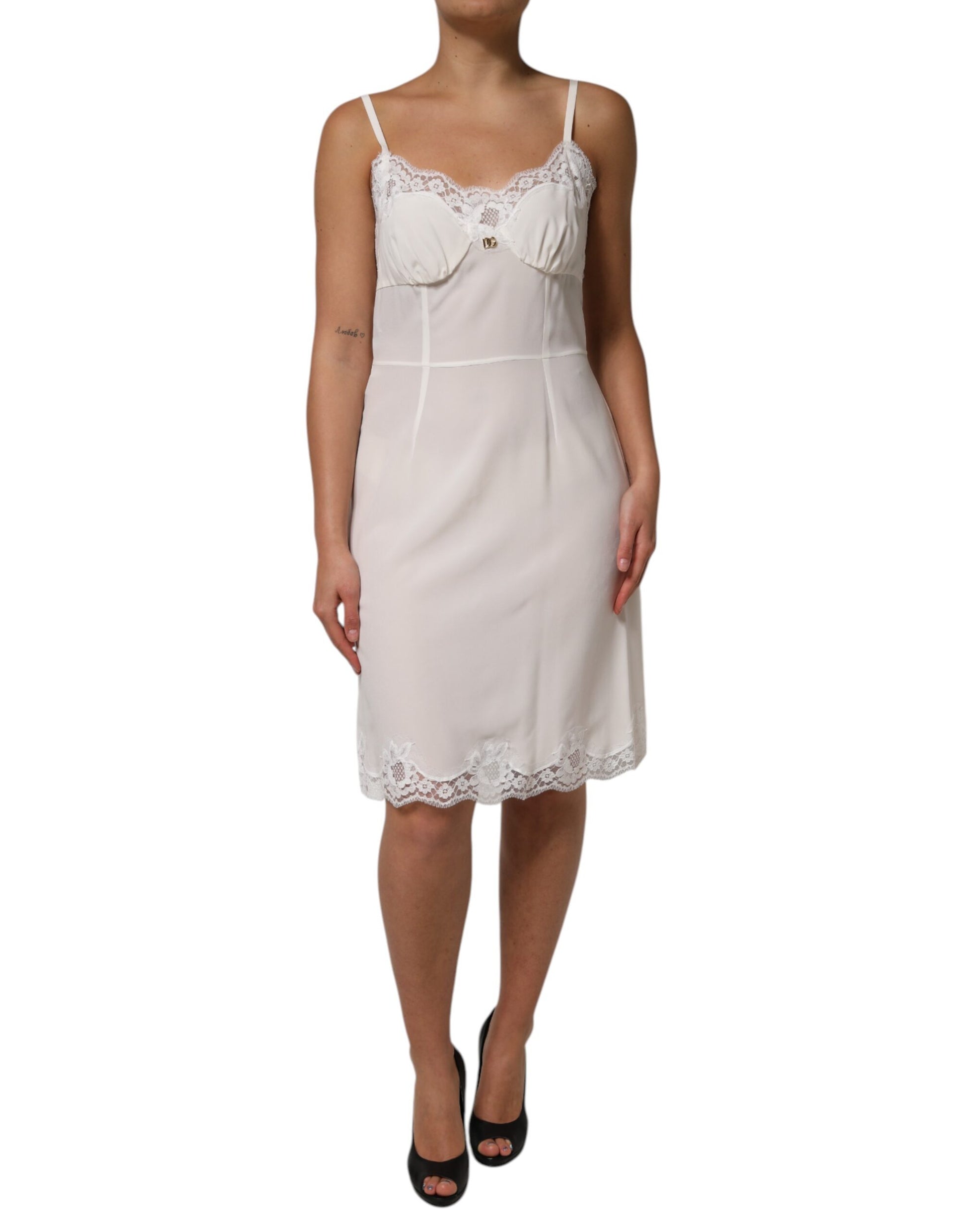 Dolce & Gabbana Robe de nuit en soie, dentelle blanche et logo DG doré