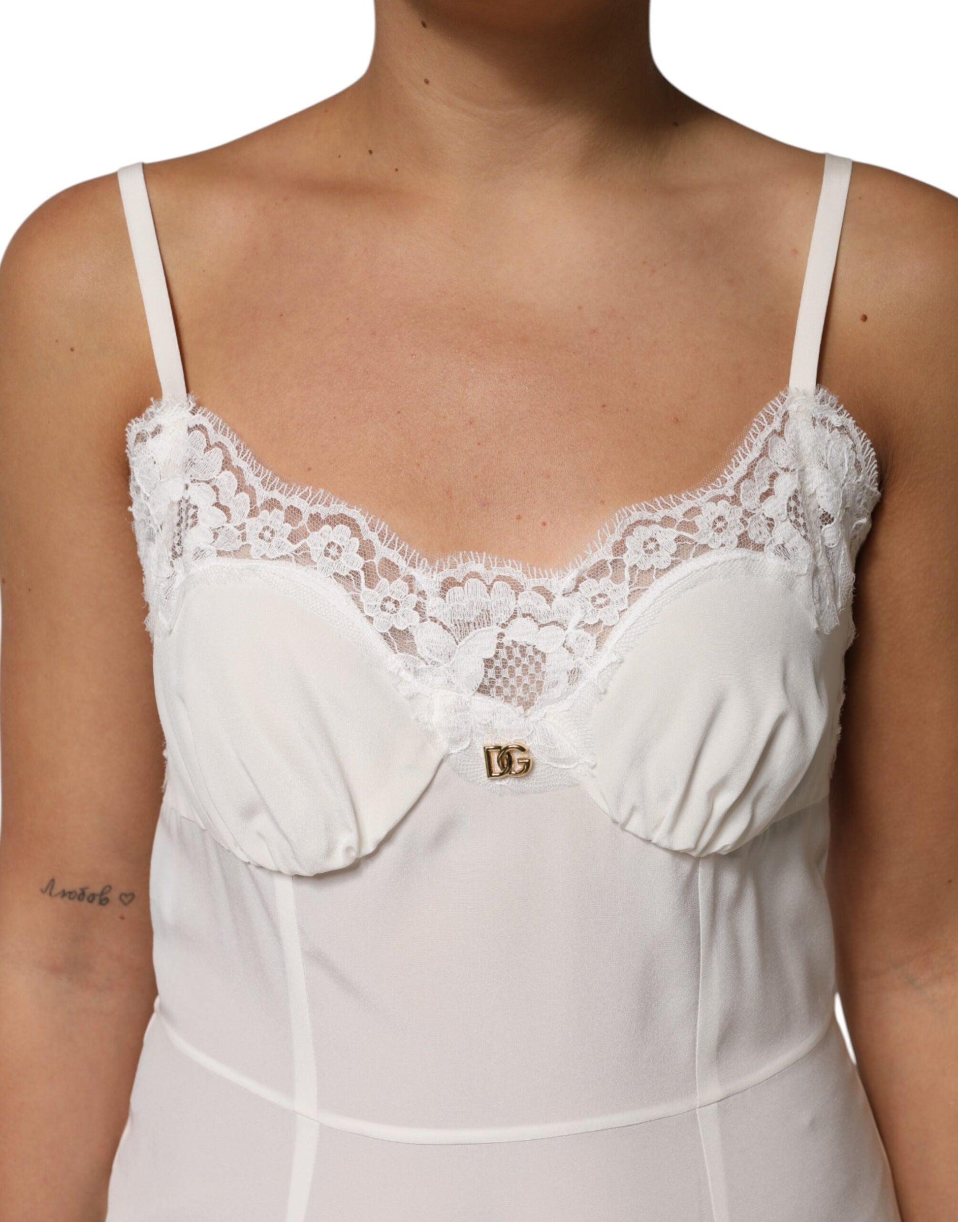 Dolce & Gabbana Robe de nuit en soie, dentelle blanche et logo DG doré