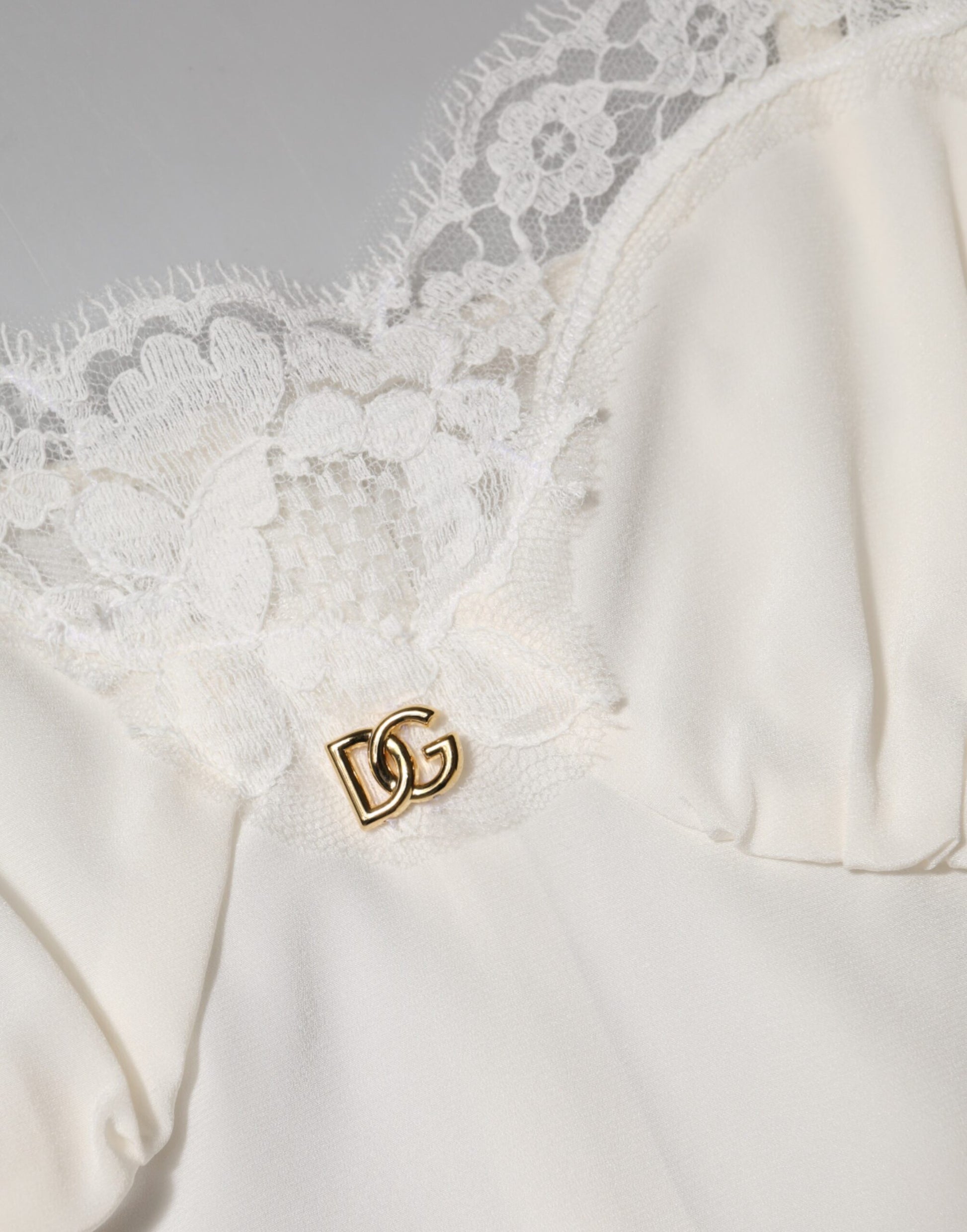 Dolce & Gabbana Robe de nuit en soie, dentelle blanche et logo DG doré