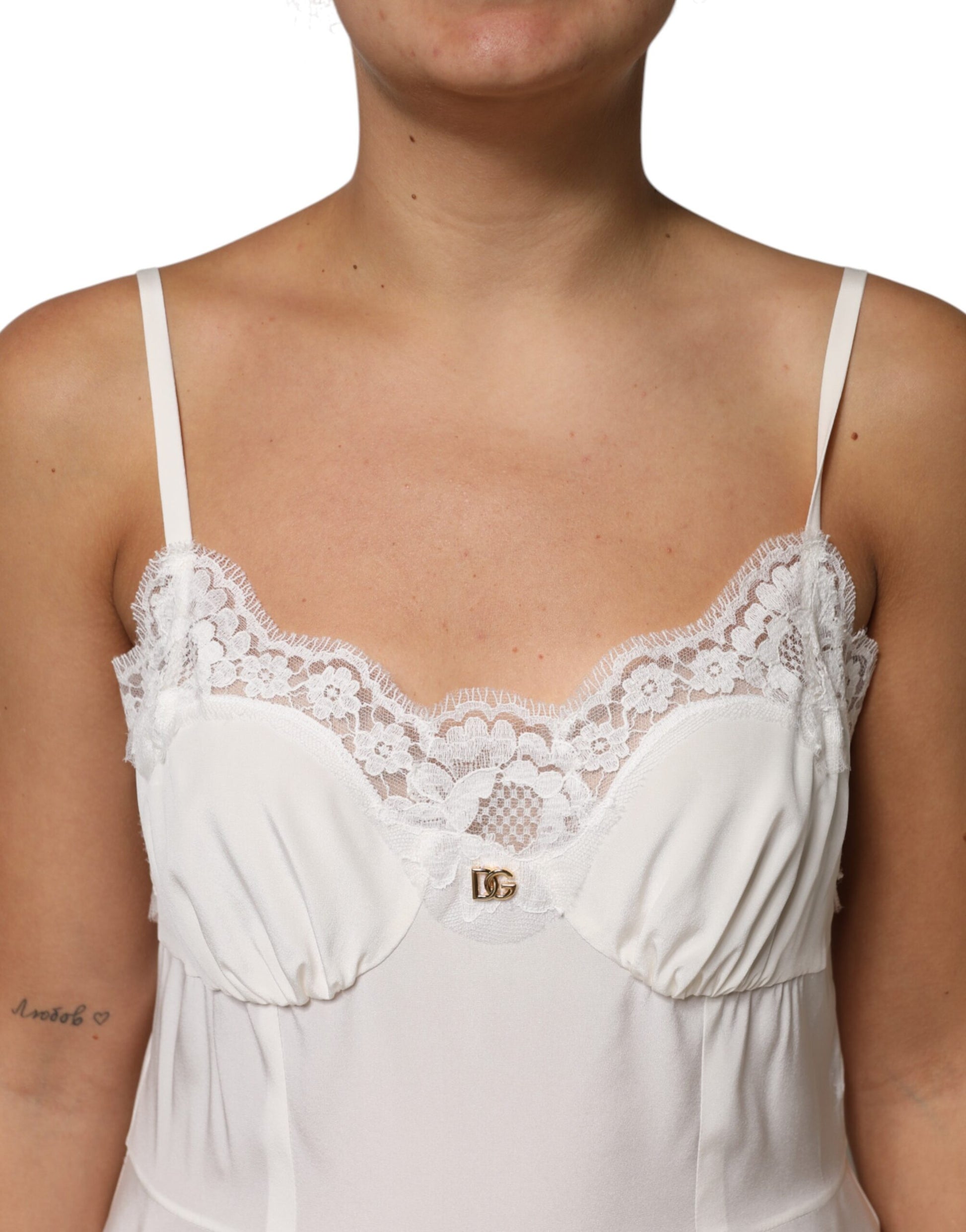 Dolce & Gabbana Robe de nuit en soie, dentelle blanche et logo DG doré
