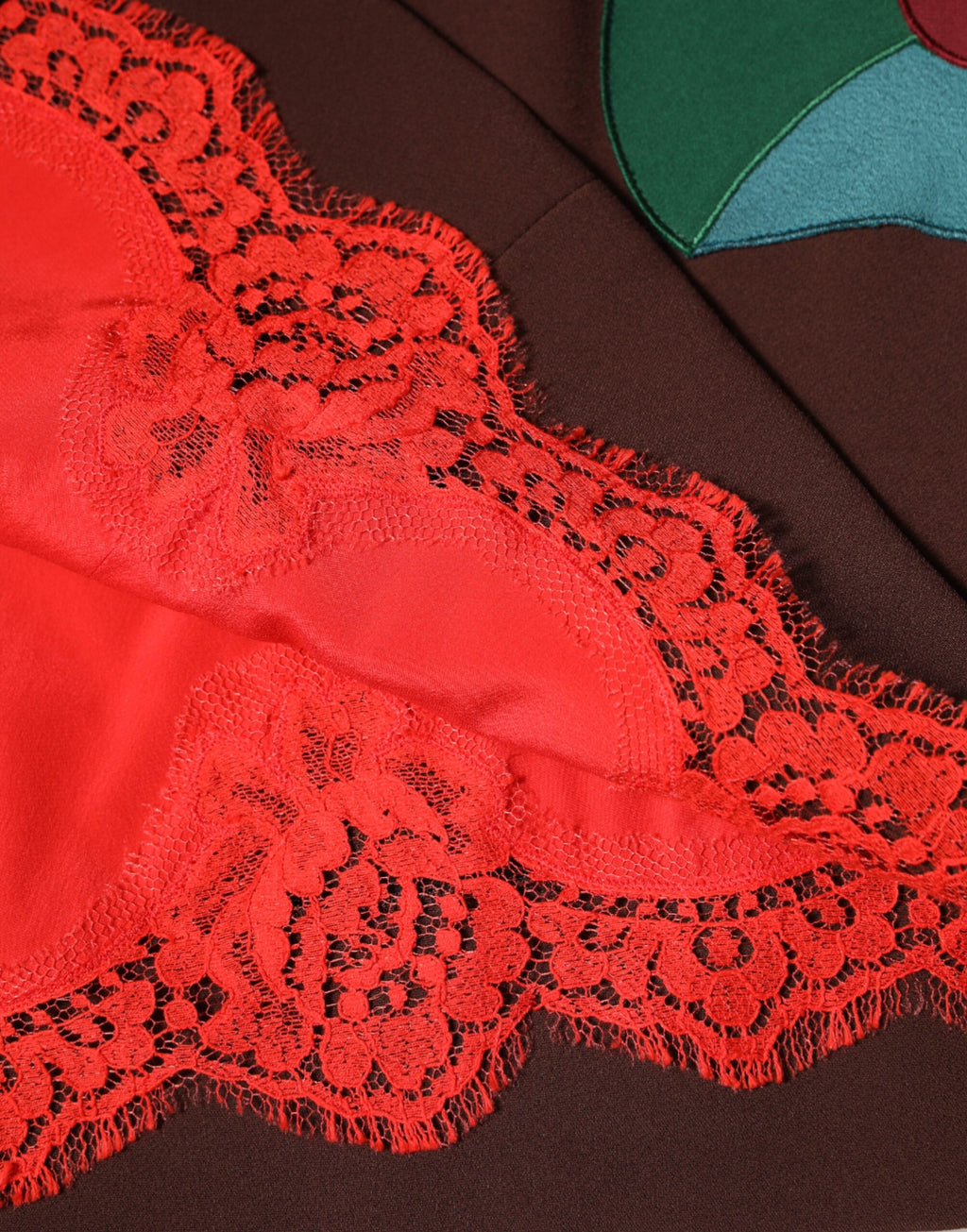 Jupe Dolce & Gabbana taille haute fendue sur le côté à motif floral marron