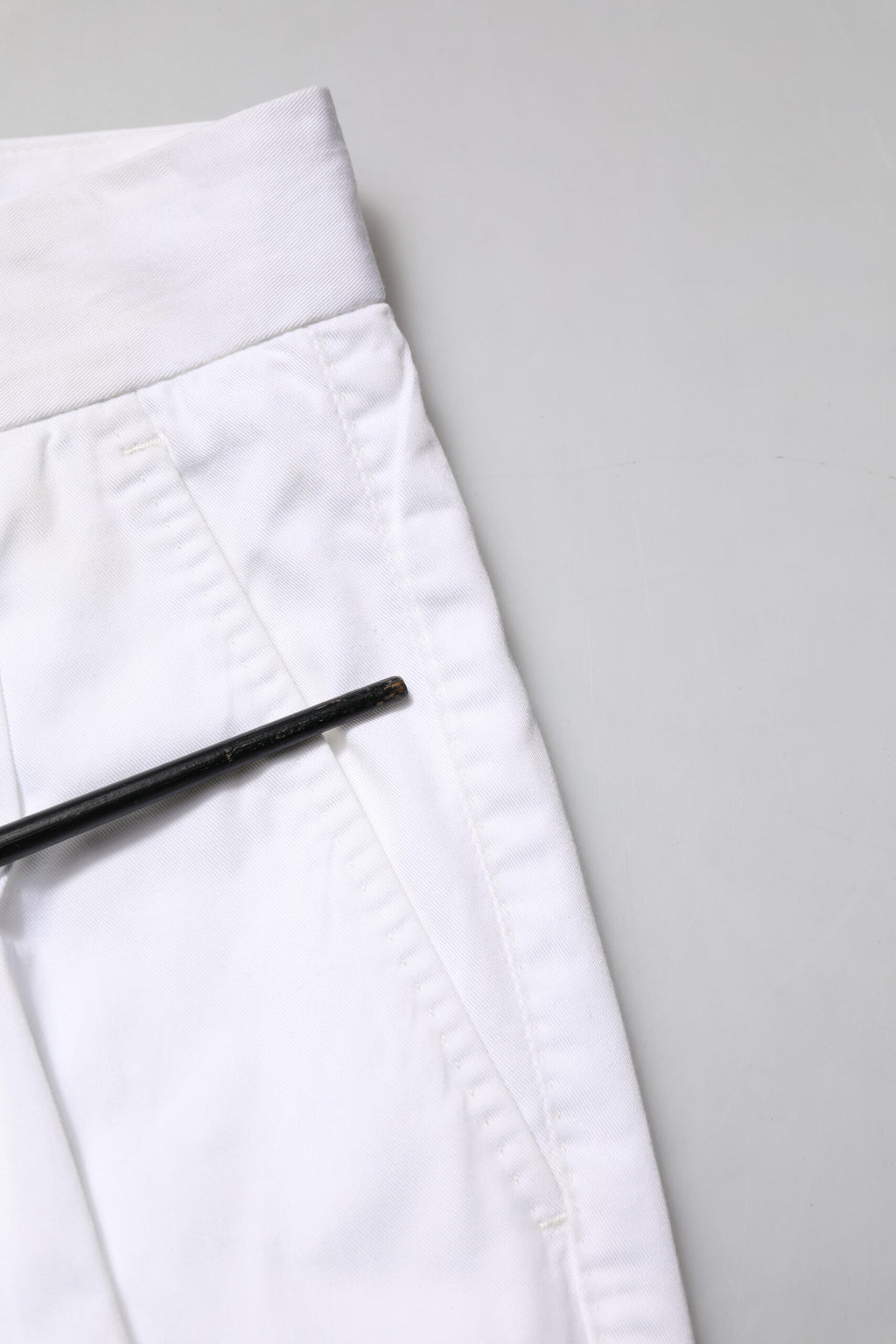 Robe en coton blanc, pantalon de costume slim Dolce & Gabbana