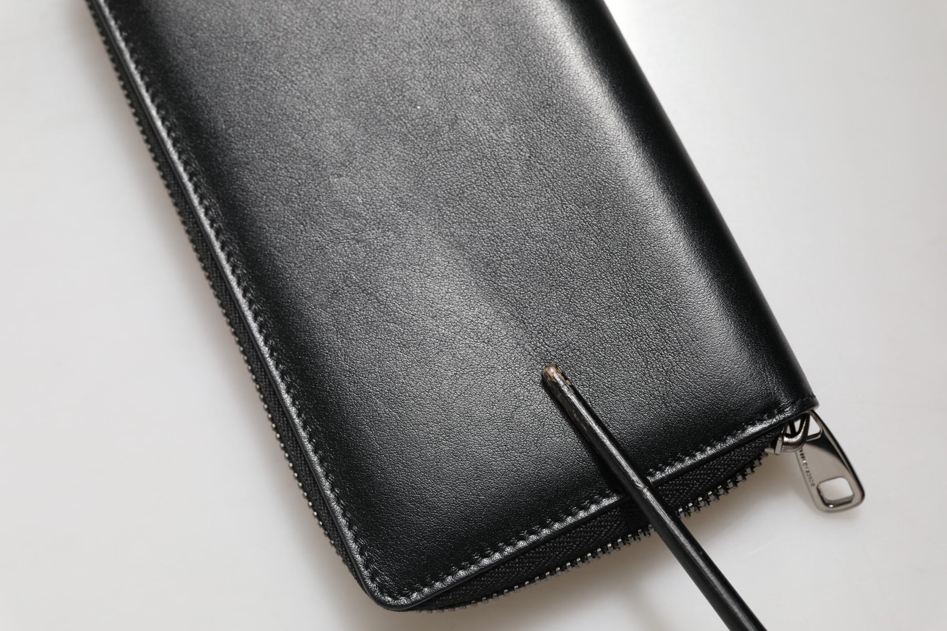 Portefeuille continental zippé Dolce & Gabbana en cuir noir avec plaque DG