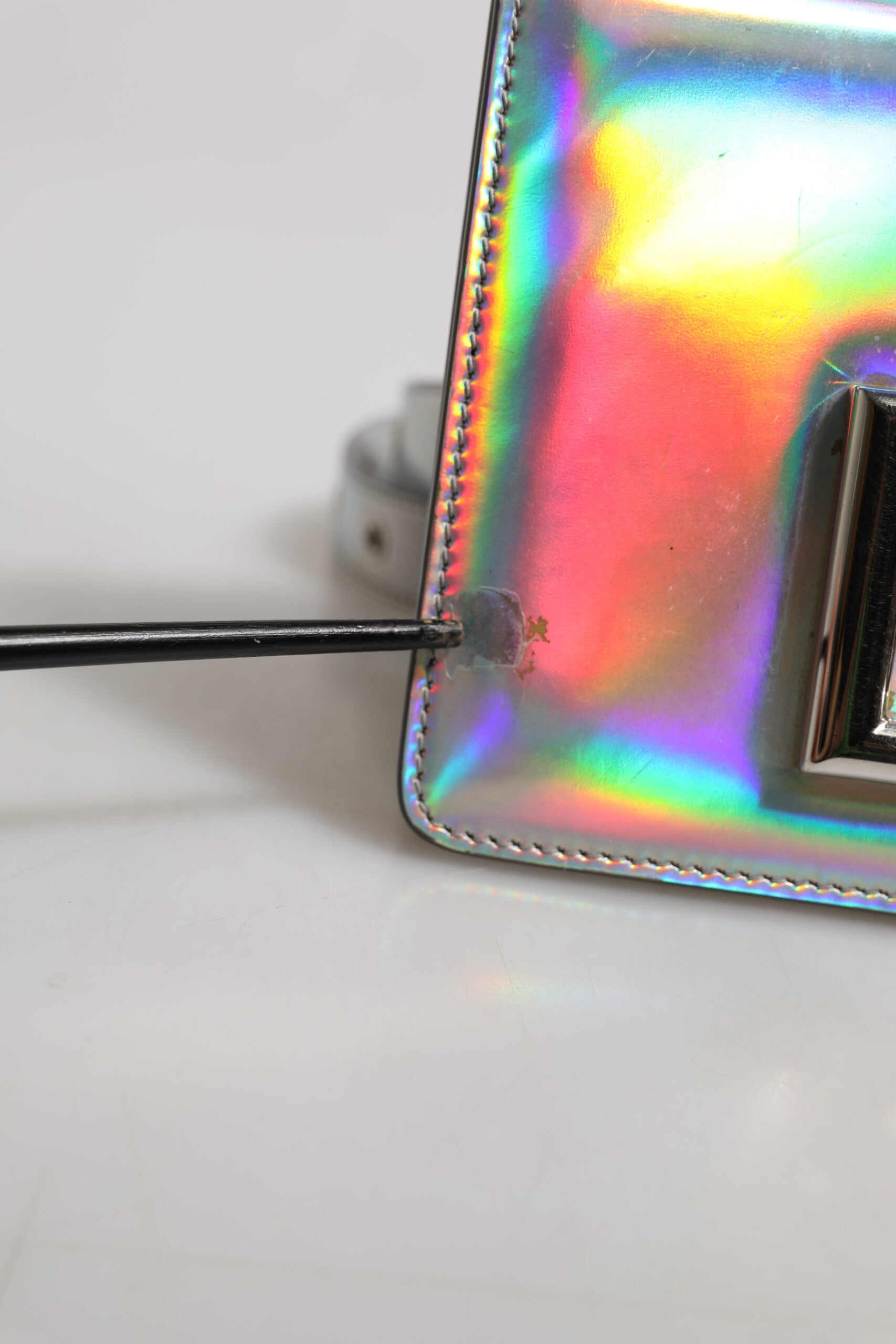 Dolce &amp; Gabbana – Holografische Umhängetasche in Metallic-Silber