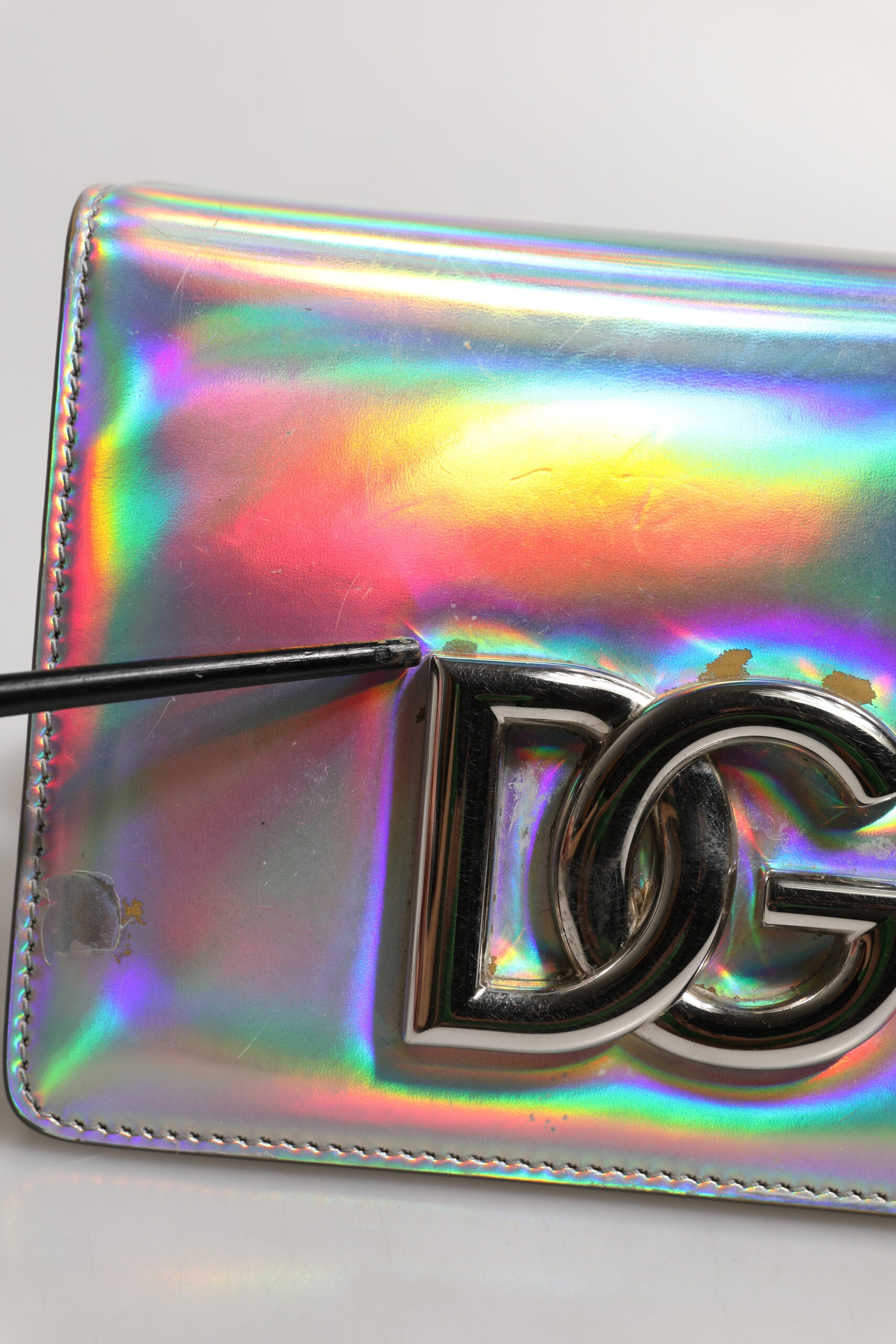Dolce &amp; Gabbana – Holografische Umhängetasche in Metallic-Silber