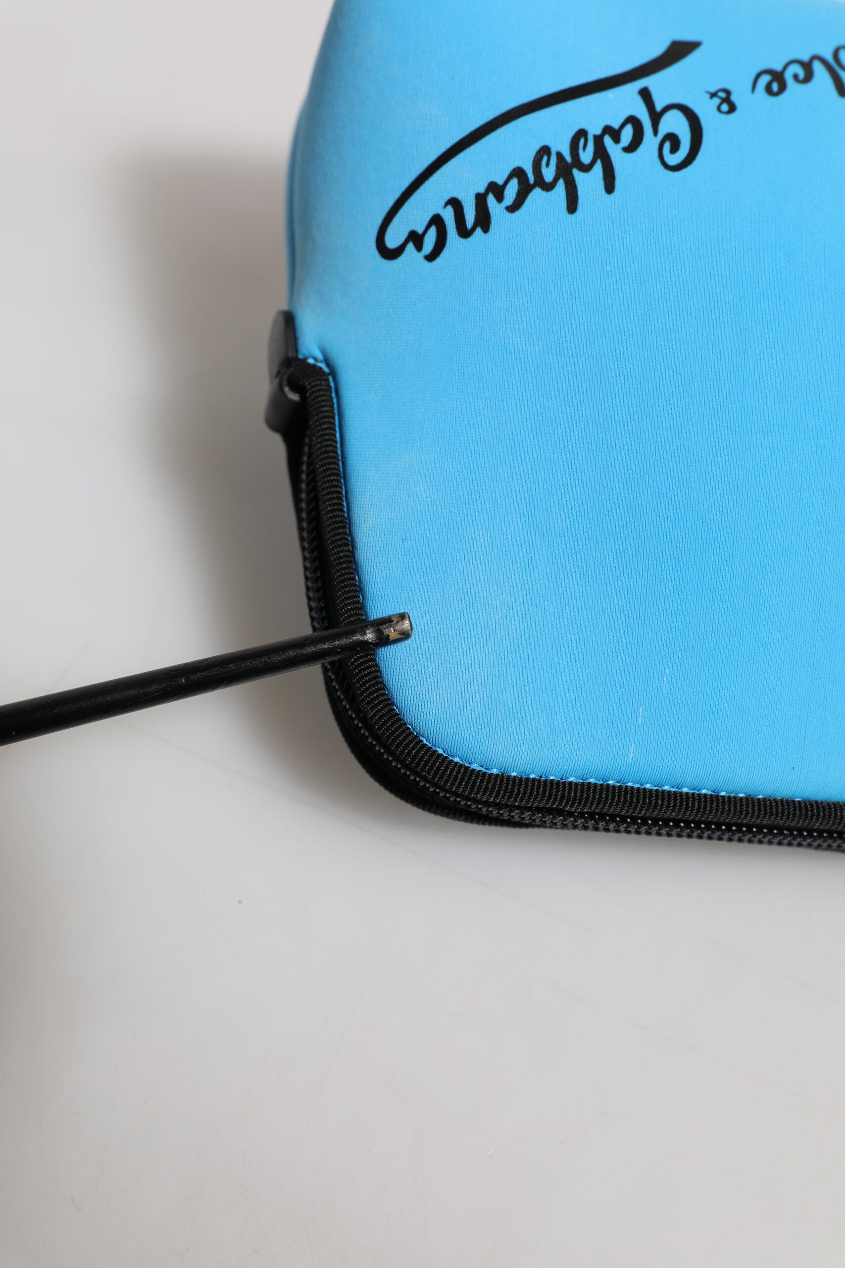 Dolce &amp; Gabbana, blaue Clutch aus Nylon mit DG-Logo-Print und Reißverschluss