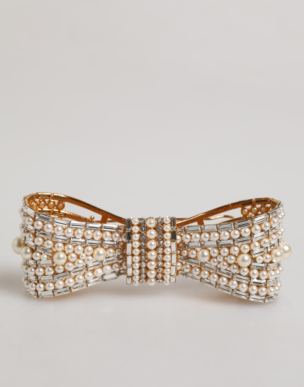 Broche Dolce & Gabbana en laiton doré, ornée d'un nœud en cristal et de fausses perles