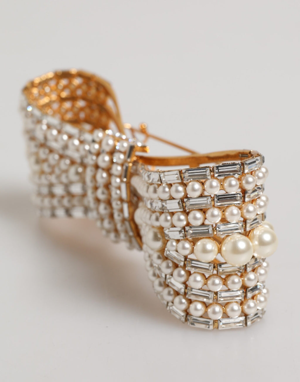 Broche Dolce & Gabbana en laiton doré, ornée d'un nœud en cristal et de fausses perles