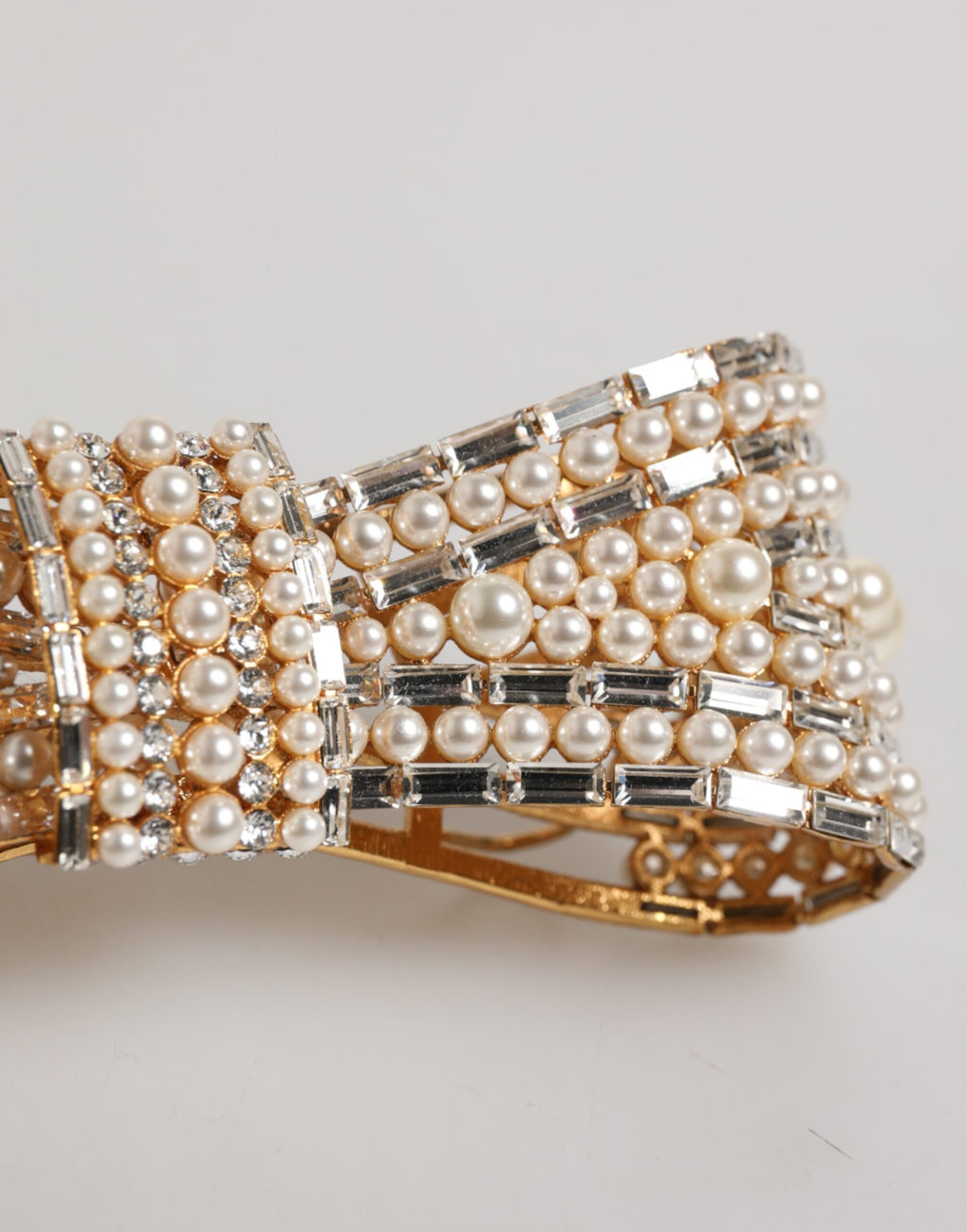 Broche Dolce & Gabbana en laiton doré, ornée d'un nœud en cristal et de fausses perles