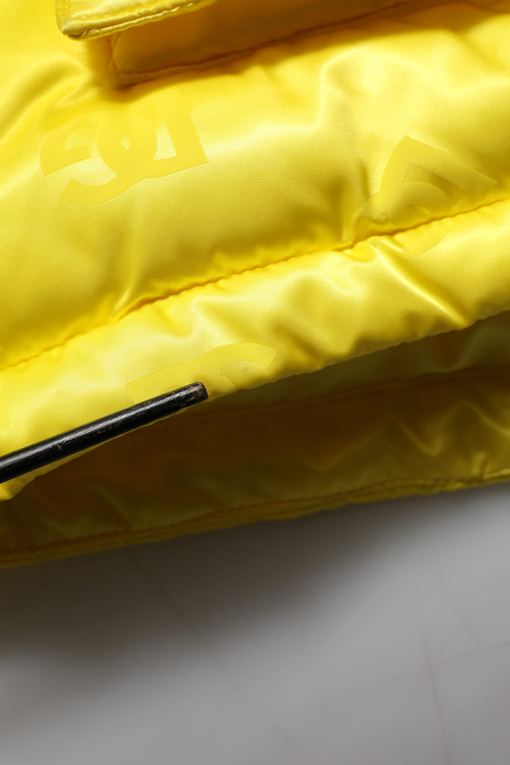 Blouson bomber matelassé Dolce & Gabbana en nylon jaune avec logo pour homme