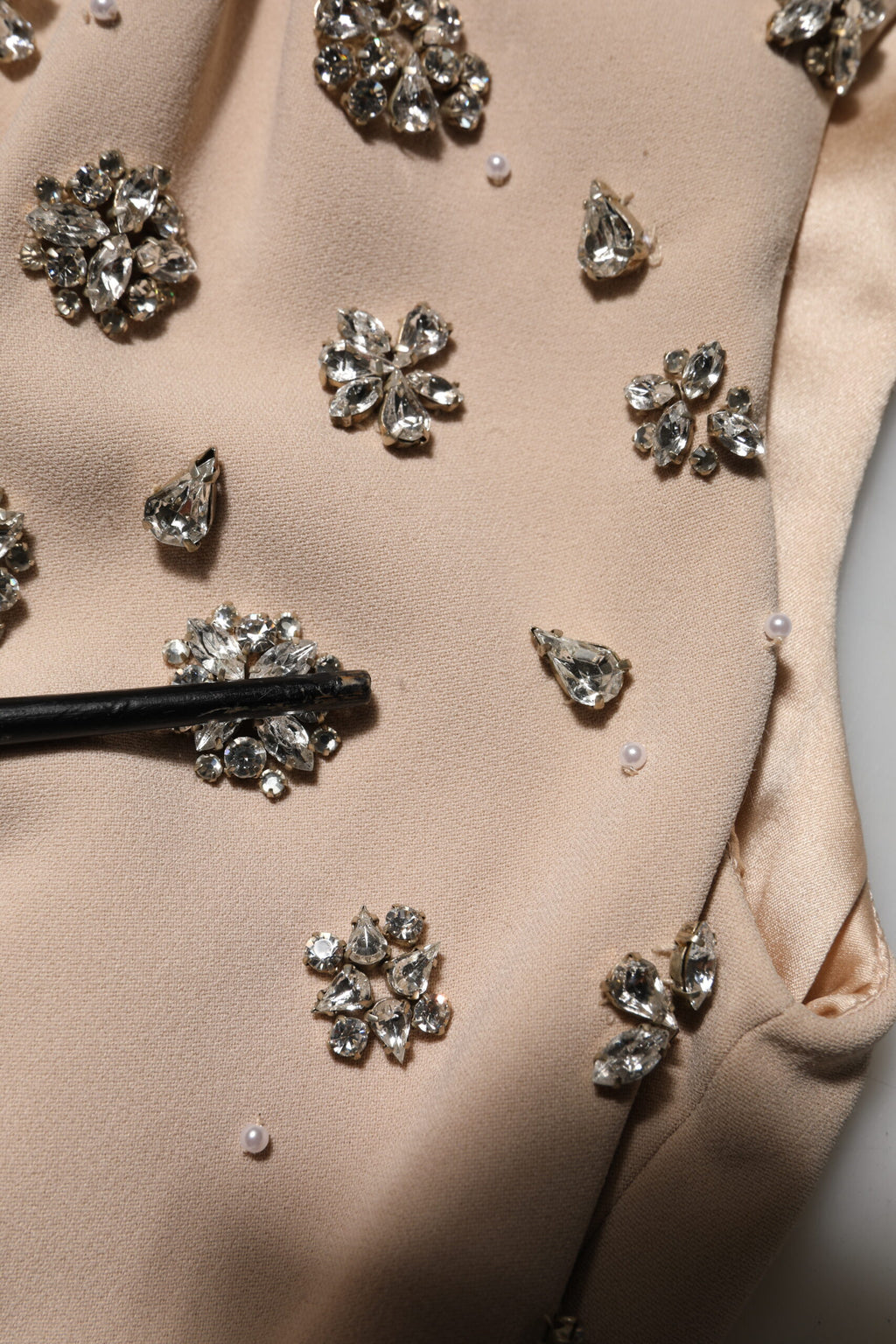 Robe Dolce & Gabbana nude écrue perlée et ornée de cristaux