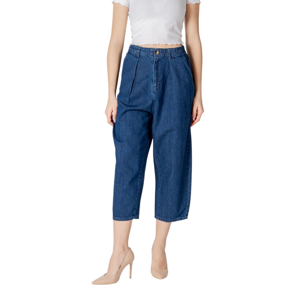 Seulement des jeans en coton bleu