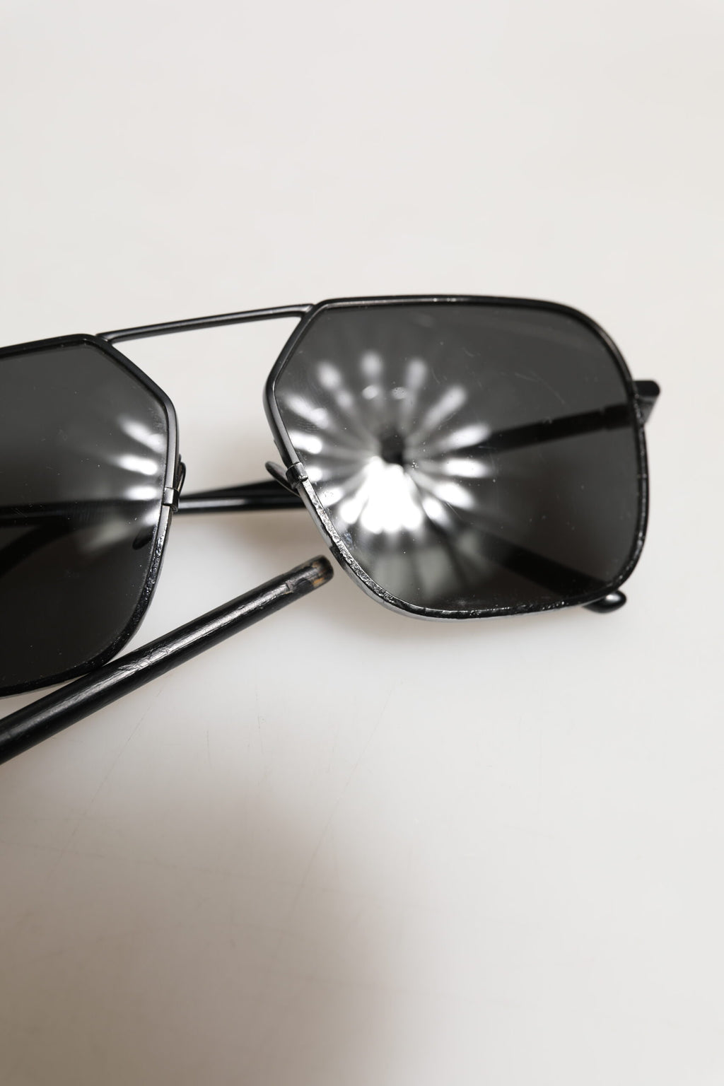 Lunettes de soleil Dolce & Gabbana avec monture métallique noire et verres carrés