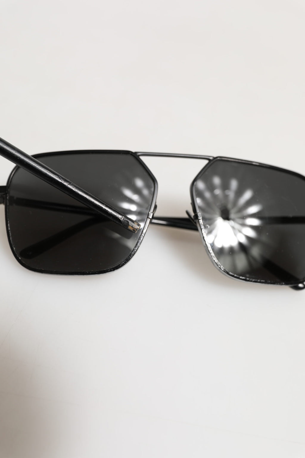 Lunettes de soleil Dolce & Gabbana avec monture métallique noire et verres carrés