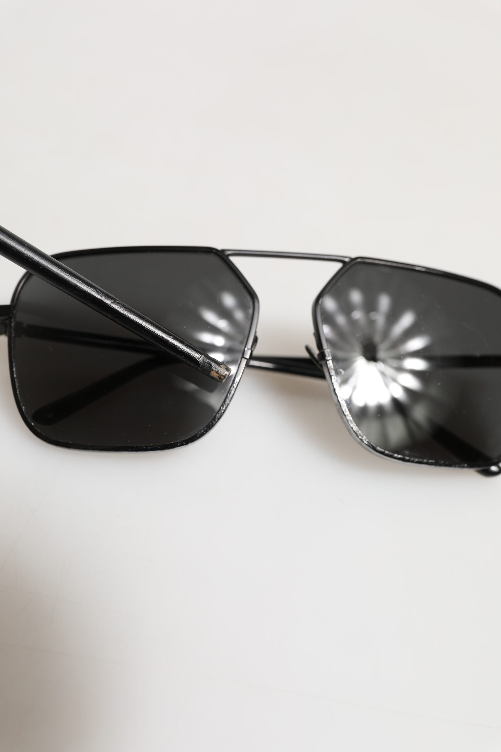 Lunettes de soleil Dolce & Gabbana avec monture métallique noire et verres carrés