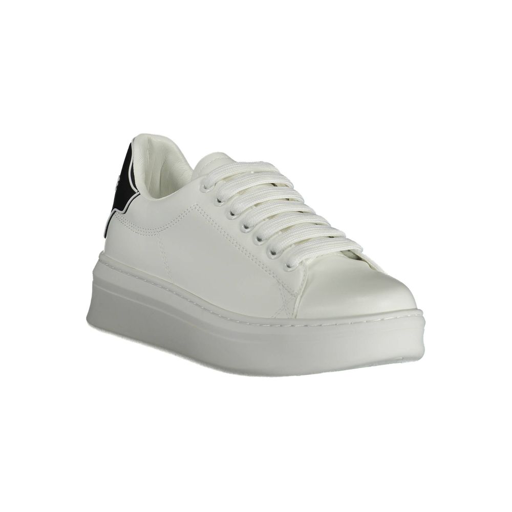 Baskets Gaelle Paris blanches en polyuréthane pour femme