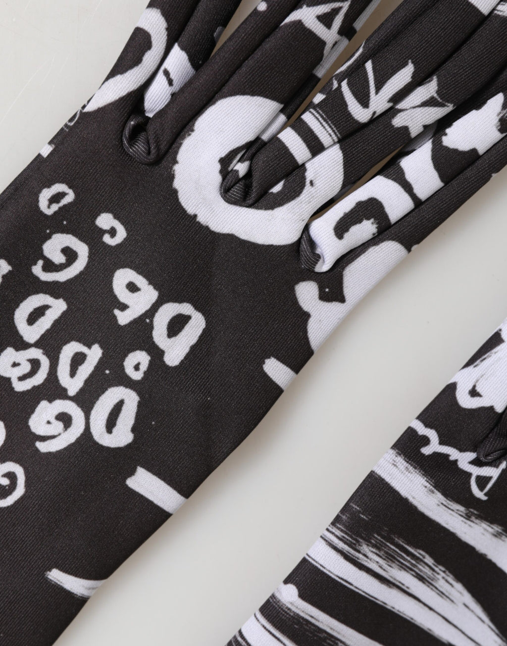 Gants mitaines Dolce & Gabbana noirs et blancs avec logo DG, longueur coude