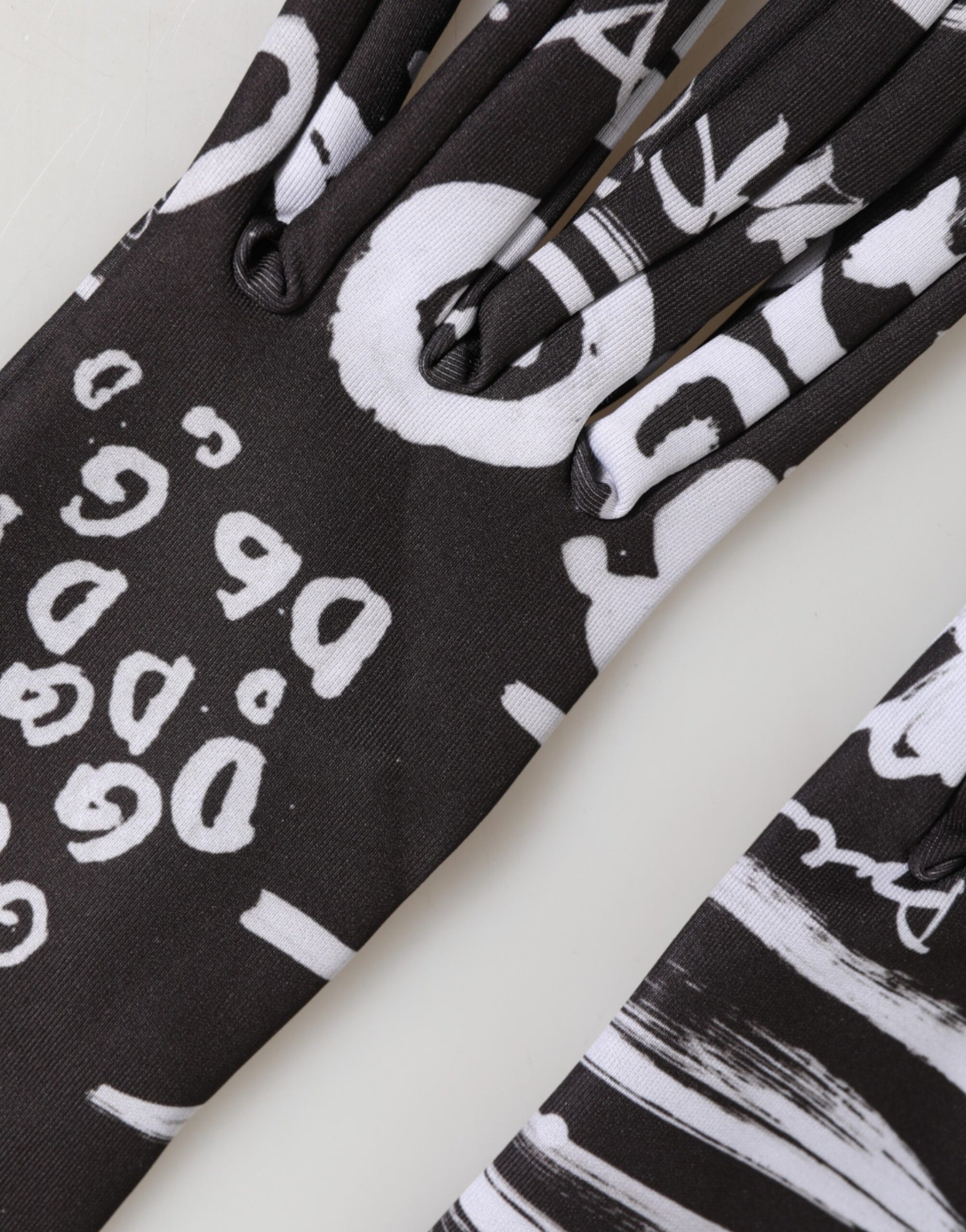 Gants mitaines Dolce & Gabbana noirs et blancs avec logo DG, longueur coude