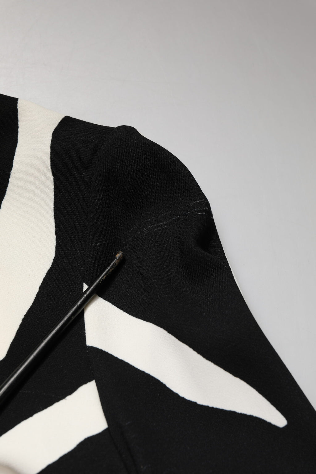 Robe fourreau mi-longue Dolce & Gabbana en viscose noire et blanche à imprimé zèbre