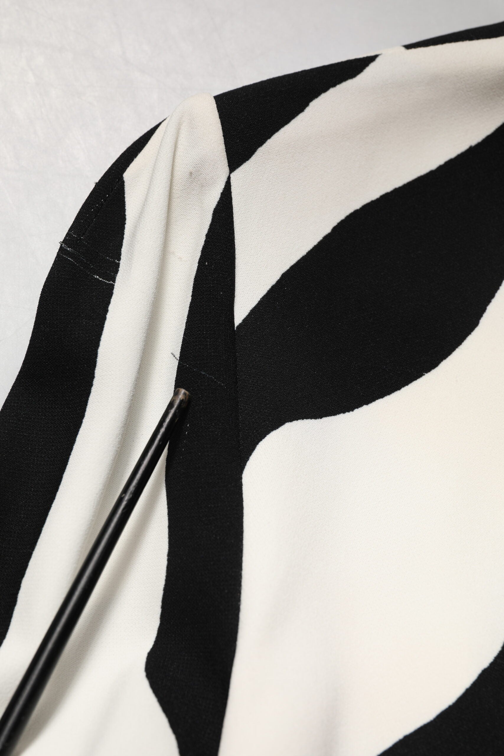Robe fourreau mi-longue Dolce & Gabbana en viscose noire et blanche à imprimé zèbre