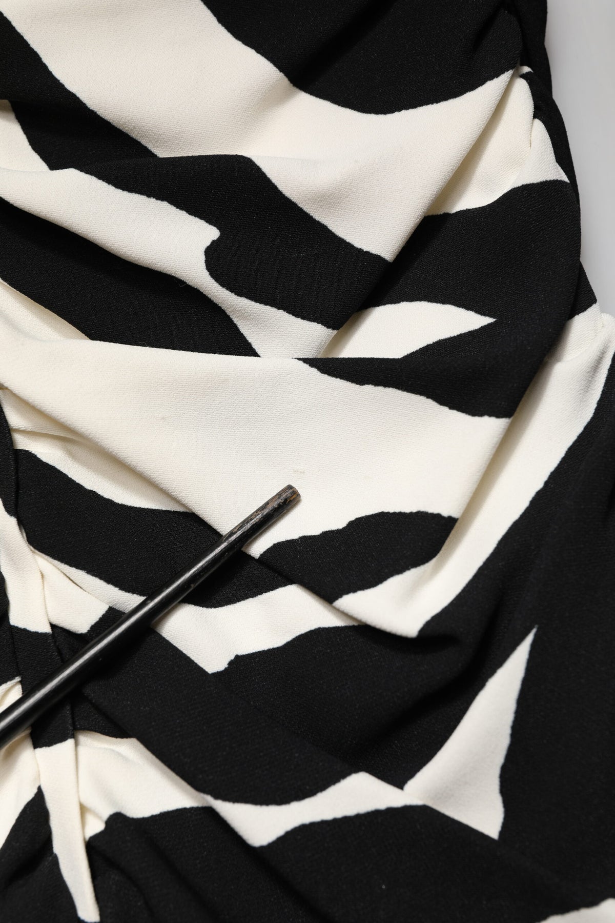 Dolce & Gabbana Schwarz-weißes Zebra-Viskose-Kleid