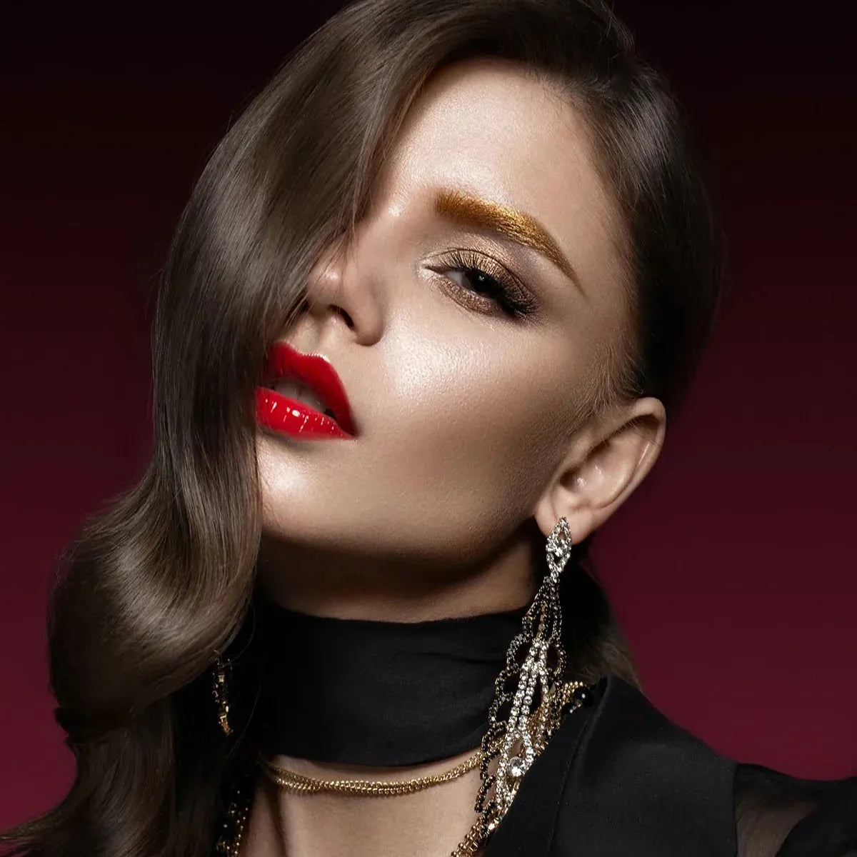 Femme portant des bijoux de luxe